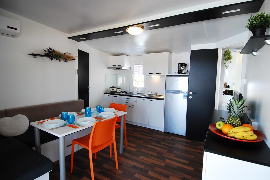 Camping Adria Mobile Homes In Camping Kastanija Новиград Экстерьер фото