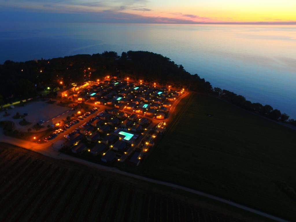 Camping Adria Mobile Homes In Camping Kastanija Новиград Экстерьер фото