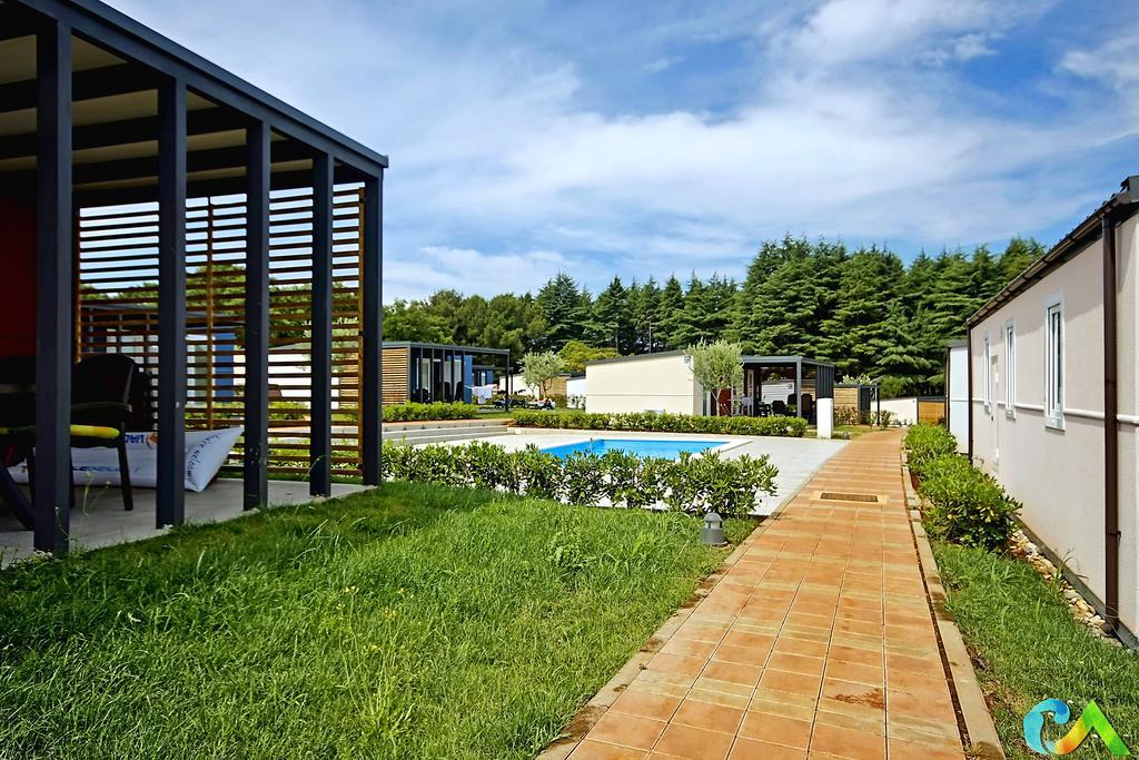 Camping Adria Mobile Homes In Camping Kastanija Новиград Экстерьер фото